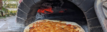 ピザ窯でピザを焼いた写真